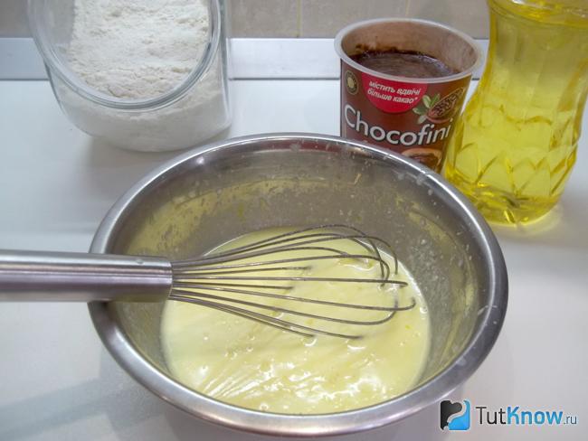 Кефир перемешан с яйцами