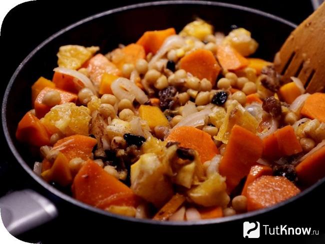 Мясной цимес с черносливом