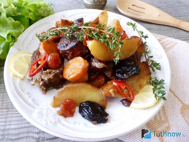 Цимес с говядиной и сухофруктами