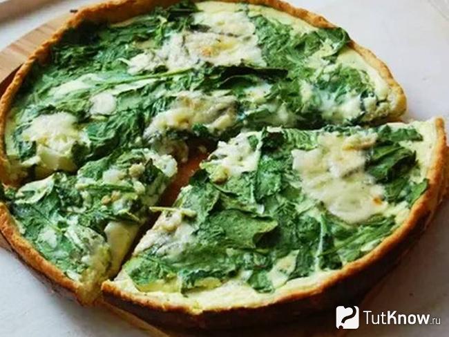 Песочный пирог с крапивой и сыром