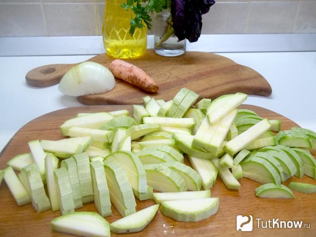 Кабачки нарезаны соломкой