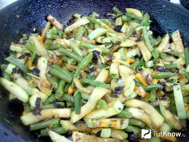Готовая тушеная спаржевая фасоль с кабачками, морковью и луком