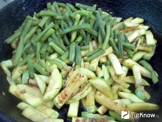 Спаржа отправлена в сковороду с кабачками