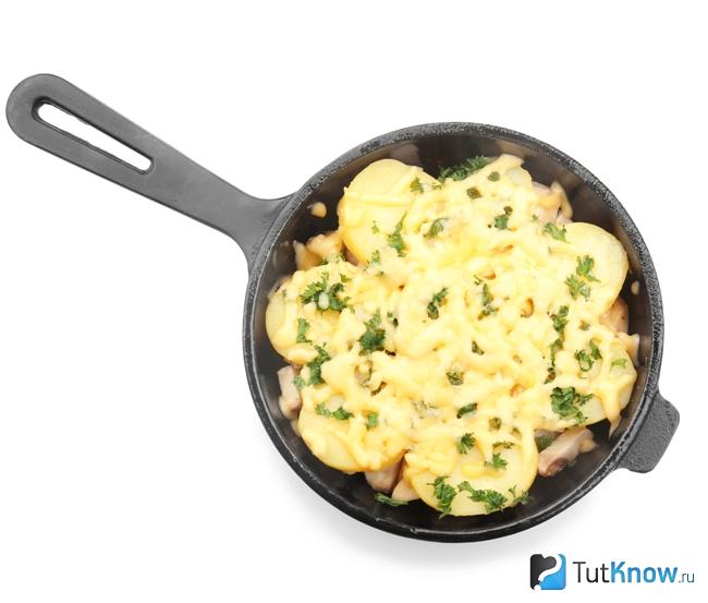 Картофельная запеканка на сковороде