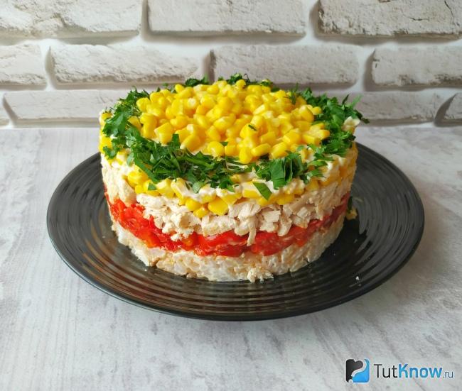 Слоеный салат со щавелем и кукурузой