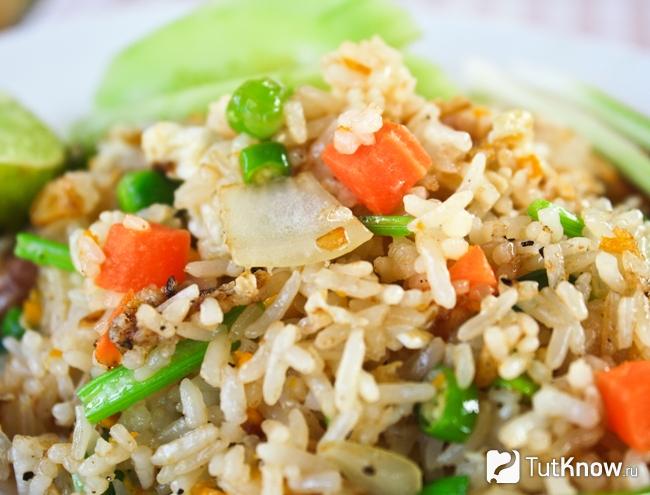 Жареный рис с овощами