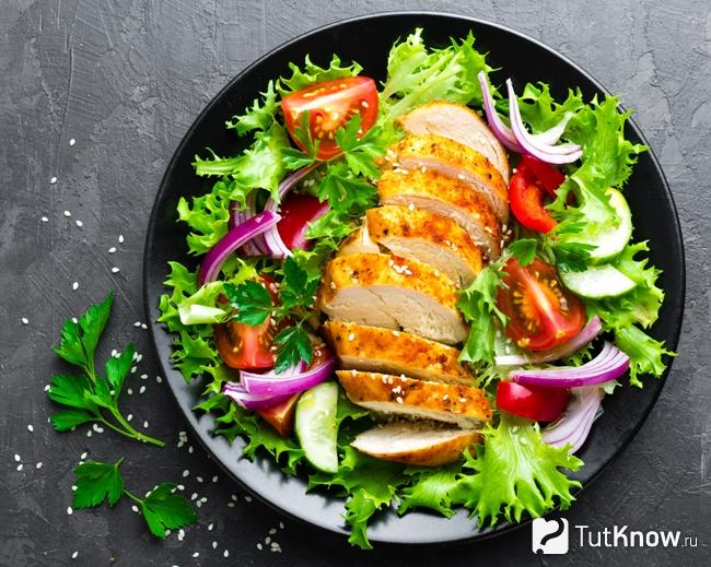Теплый салат с курицей