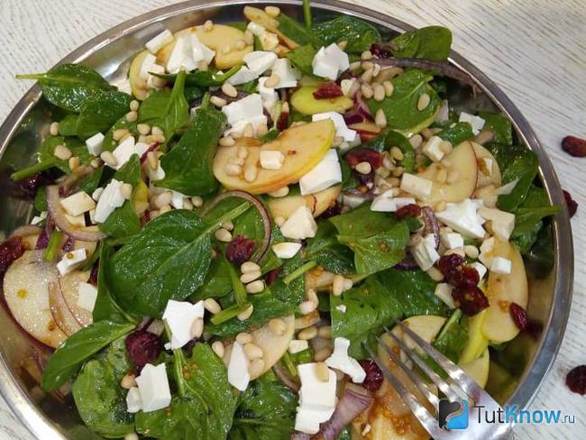 Салат со шпинатом, яблоками и сыром