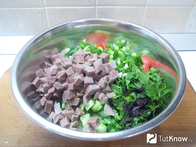 Продукты сложены в миску