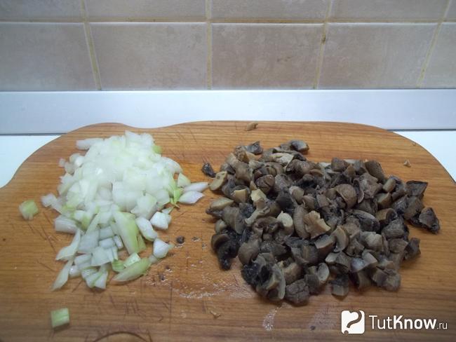 Грибы и лук нарезаны мелким кубиком