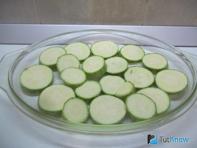 Кабачки нарезаны кольцами и выложены в форму для выпечки