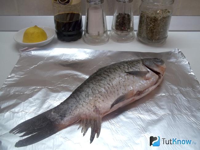 Карась очищен от чешуи и внутренностей