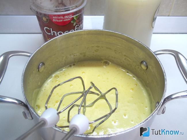 К яйцам добавлен сахар и продукты взбиты миксером