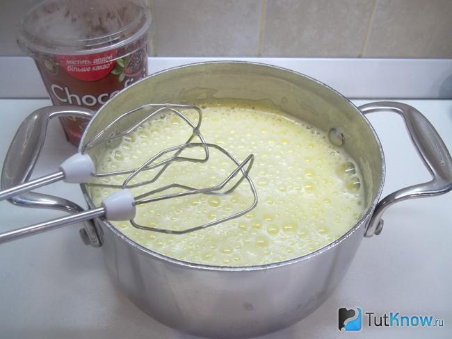 Добавлены сливки и взбиты миксером
