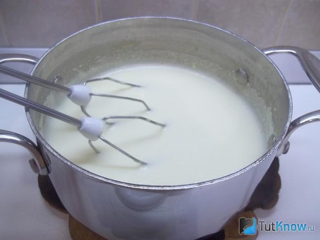 Сливки прогреты на плите