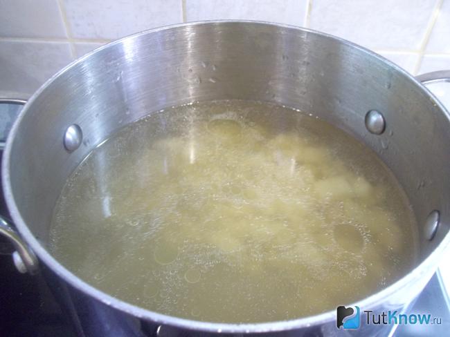 Картофель варится