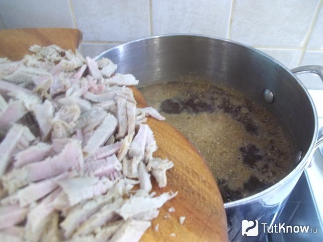 Мясо отправлено в кастрюлю