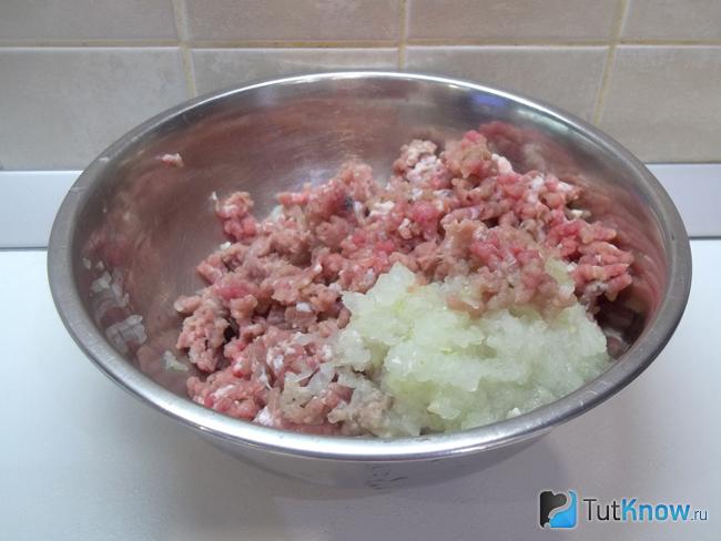 Мясо и репчатый лук перекручены