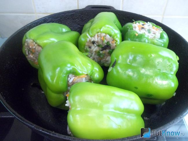 Перцы уложены в сковороду