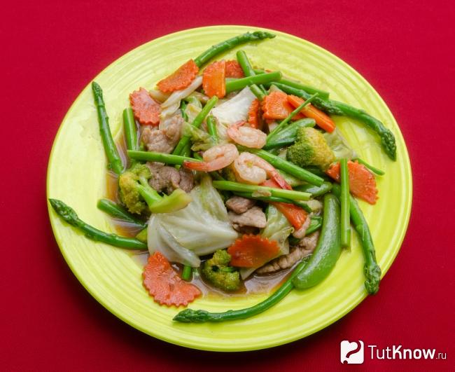 Салат со спаржевой фасолью, брокколи и креветками