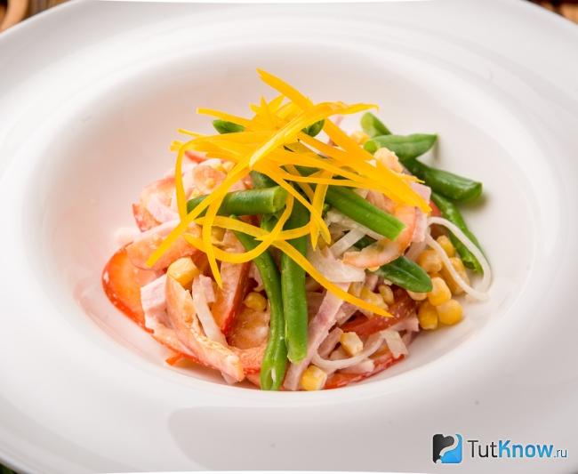 Салат со стручковой фасолью, ветчиной и кукурузой