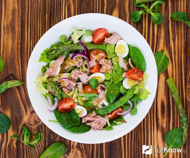 Салат Нисуаз со стручковой фасолью и тунцом