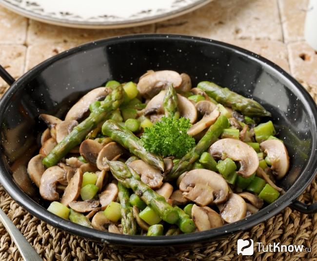 Салат со стручковой фасолью и шампиньонами