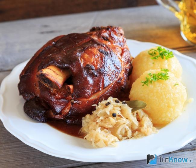 Свиная рулька в мультиварке с тушеной капустой и картофелем