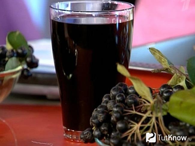 Компот из черноплодной рябины и вишни