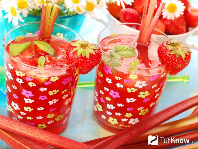 Компот с клубникой и ревенем
