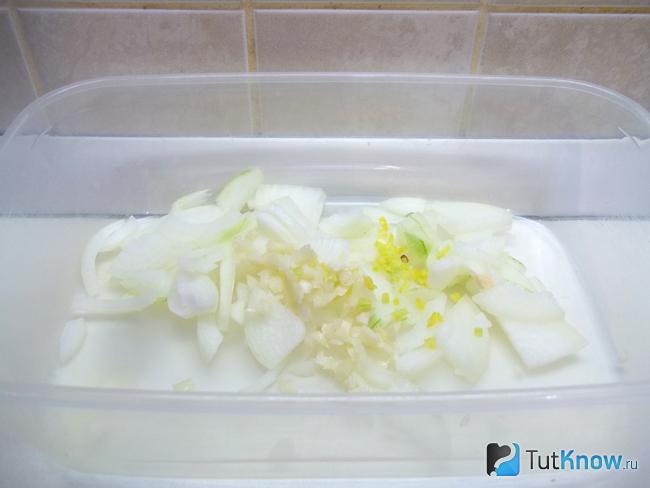 Чеснок и горький перец измельчены