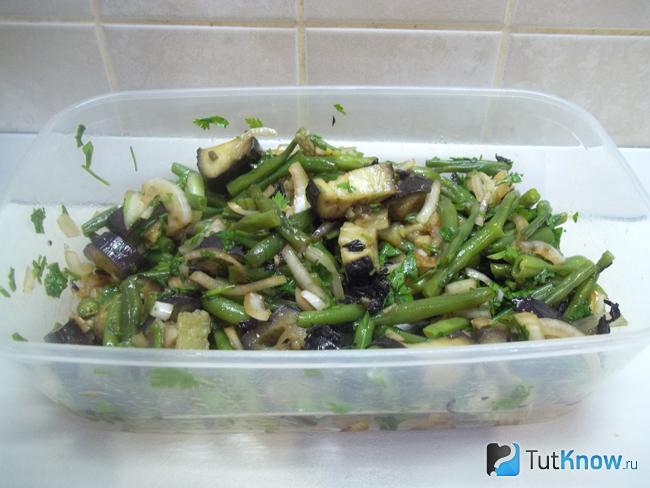 Готовые маринованные баклажаны со стручковой фасолью