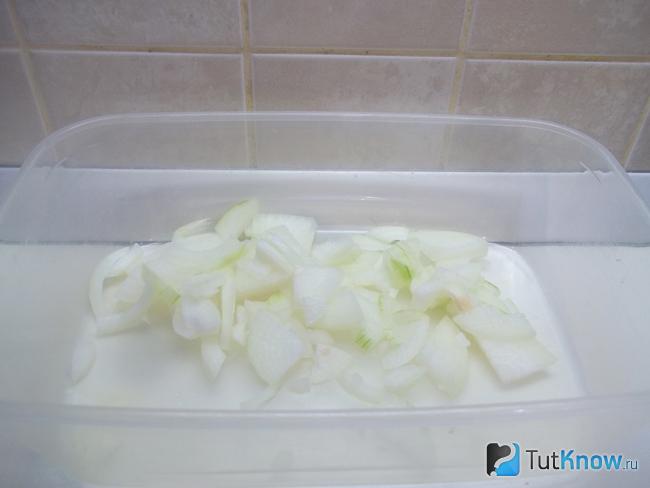 Репчатый лук нашинкован