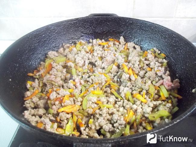 Фарш с овощами жарится