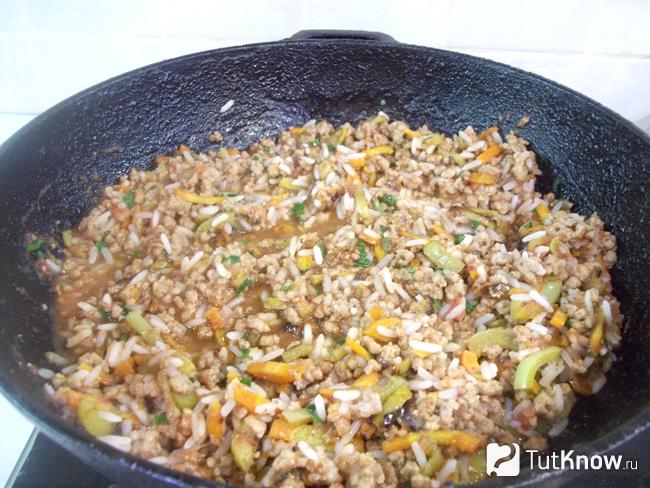 Готовый тушеный рис с фаршем и овощами
