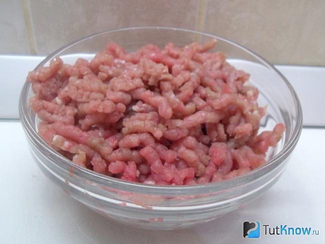 Мясо перекручено через мясорубку