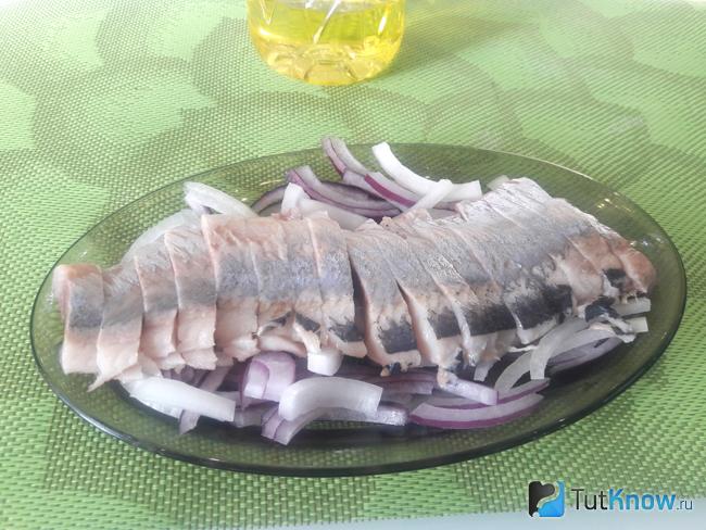 К луку добавлена селедка и все залито маслом