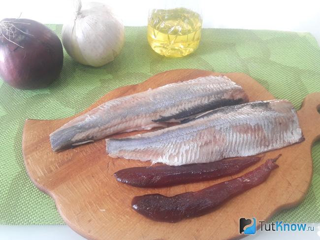 Селедка очищена от костей и разделена на филе
