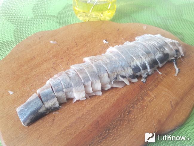 Селедка нарезана кусочками