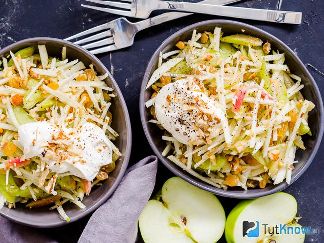Салат из ревеня с изюмом и орехами