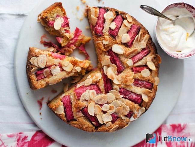 Пирог с кремом и ревенем