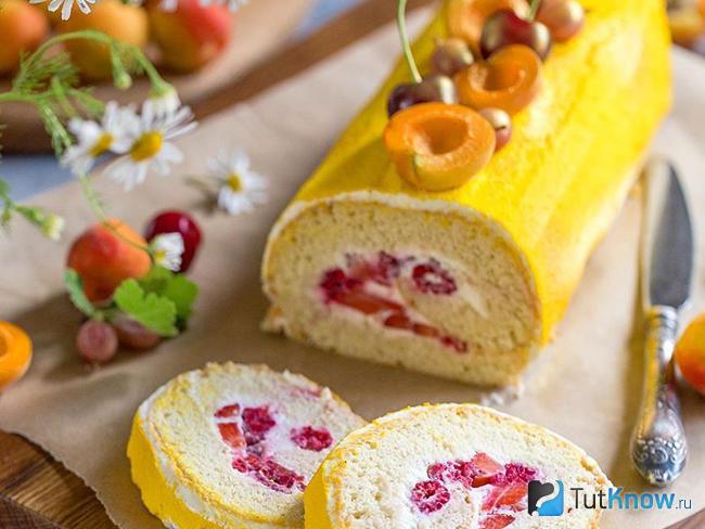 Рулет бисквитный с клубникой и сливками
