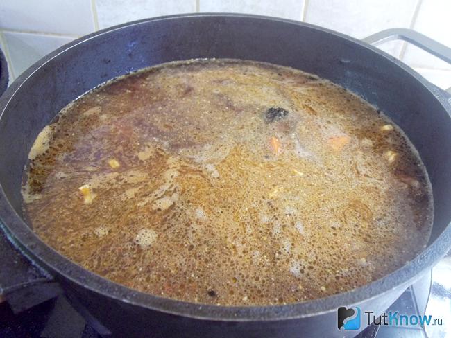 В кастрюлю налита вода