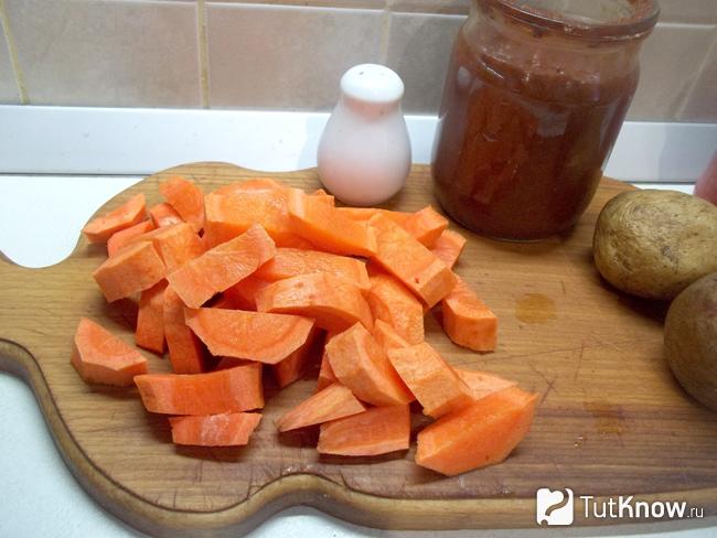 Морковь очищена и нарезана брусочками