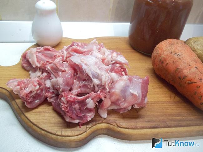 Мясо кролика нарезано кусочками