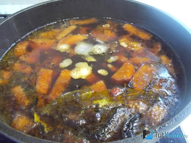 Готовое рагу с кроликом и картошкой в томате