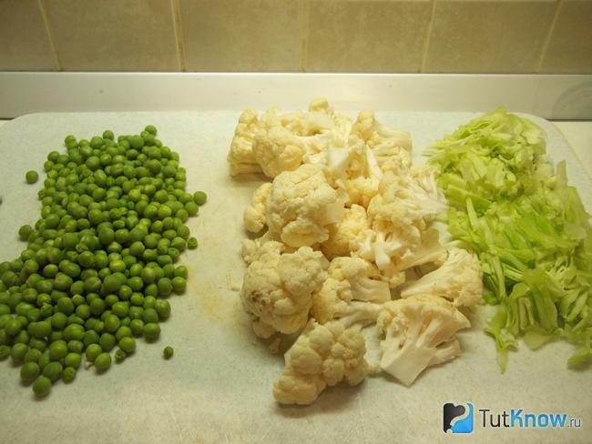 Капуста нарезана, горочек очищен от стручков