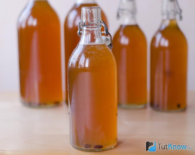 Хлебный квас на живых дрожжах с изюмом, имбирем и медом