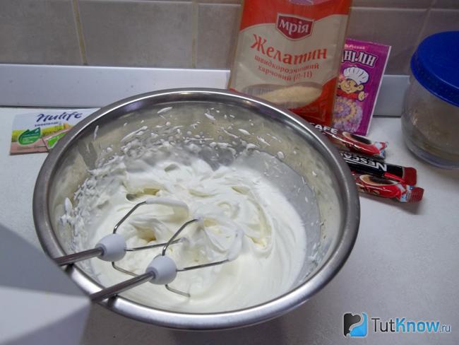 Сливки взбиты миксером