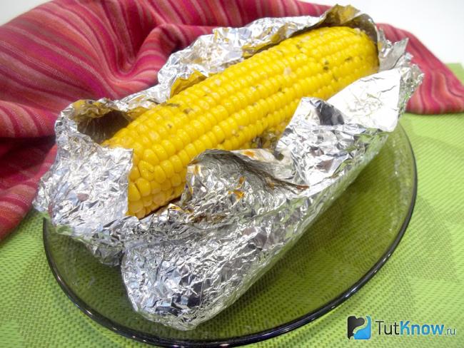 Готовая кукуруза в духовке в сливочном масле с чесноком и зеленью